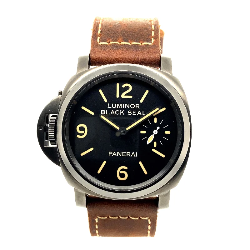 watches for men with multi-layered dials and high contrast numbers-Panerai Luminor Set 2017 - PAM00650